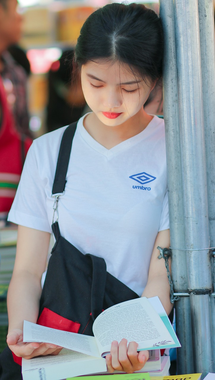 중학생 아이가 원서를 읽으며 서 있다