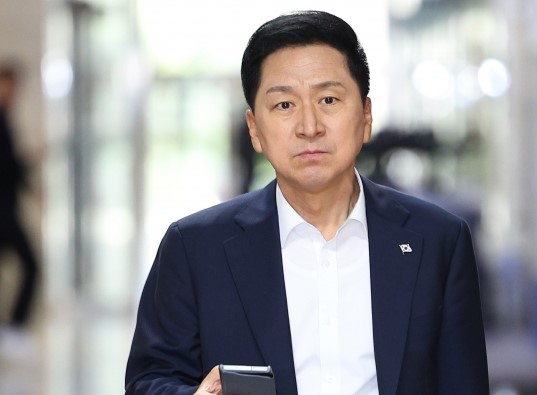 국민의힘과 비명계가 한목소리로 비판하고 있다.