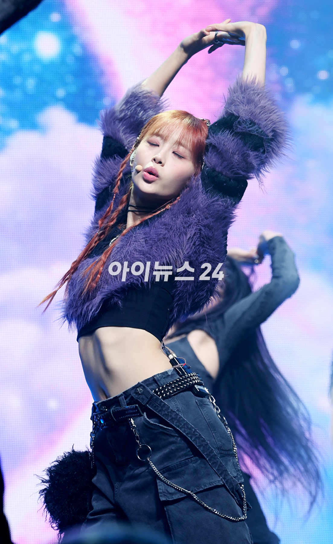 가수 츄가 18일 오후 서울 광진구 예스24라이브홀에서 열린 츄(CHUU) 첫 번째 미니앨범 '하울' 발매 기념 쇼케이스에서 타이틀곡 '하울' 무대를 선보이고 있다. [사진=정소희 기자]