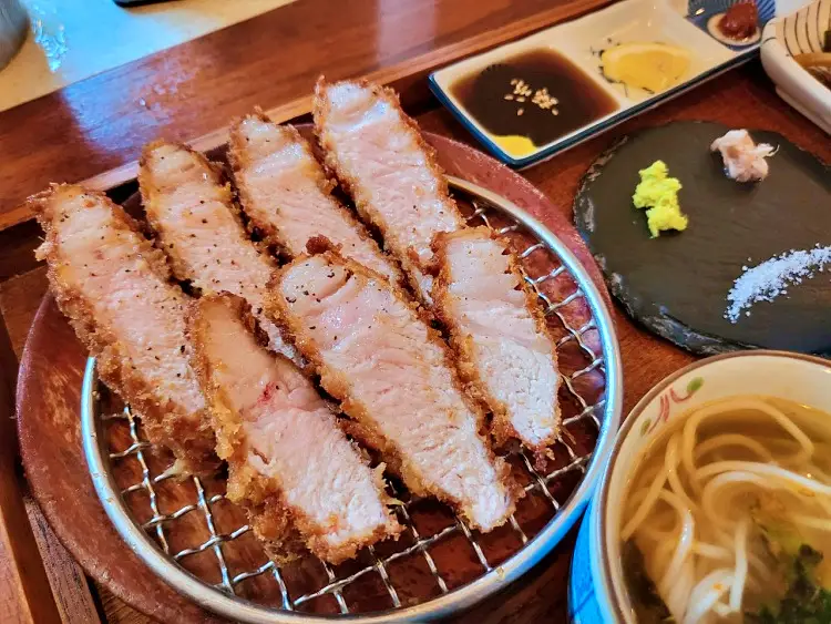 돈 잘버는 젊은사장 돈까스 소스 대신 소금, 와사비, 젓갈에 찍어먹는 족발 카츠, 수육 돈가스, 떡갈비 가스 홍대입구역 연남동 맛집 서장훈 주우재 추천 소개