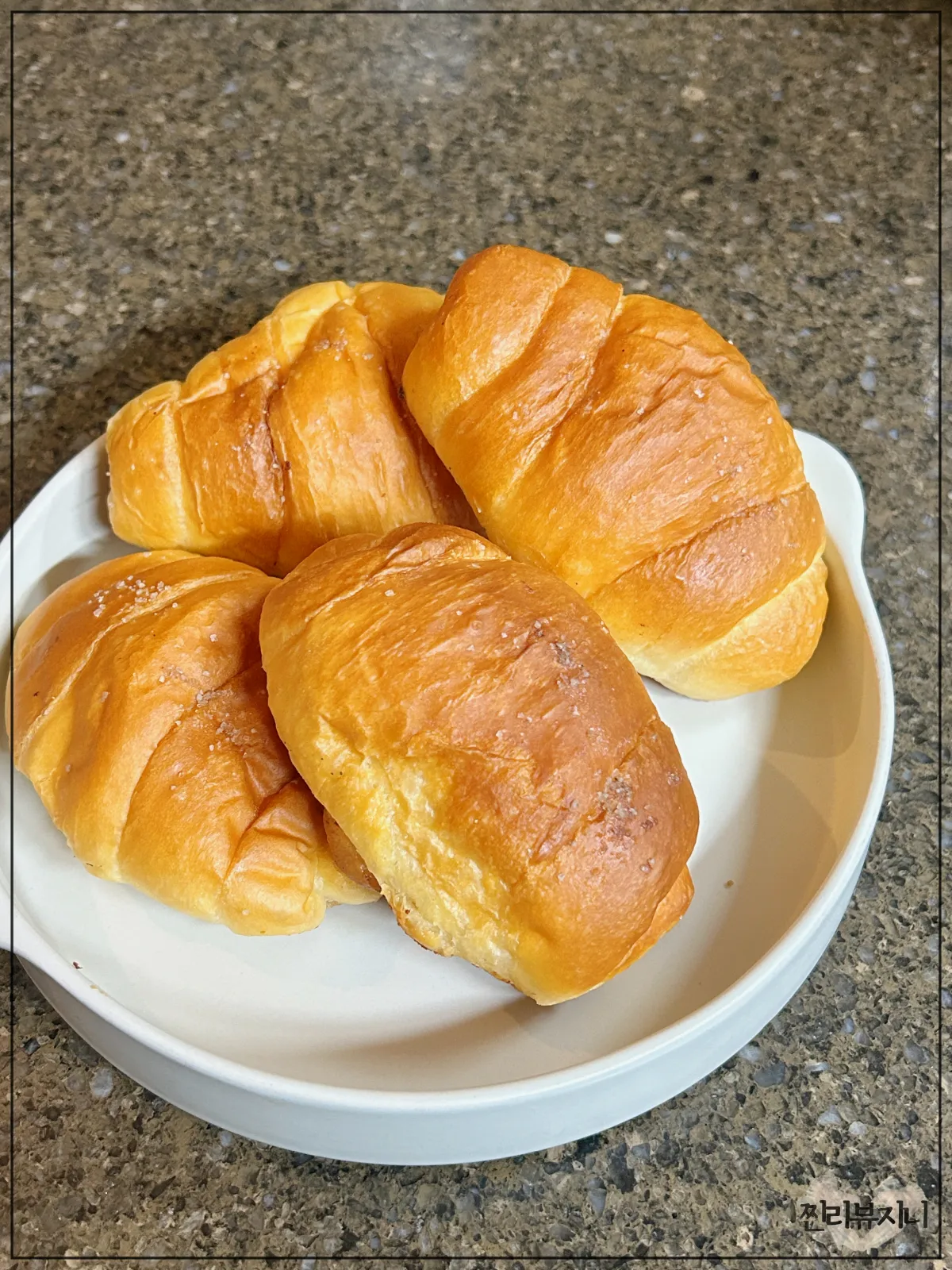 접시에-정갈하게-놓여져-있는-자연도-소금빵-모습