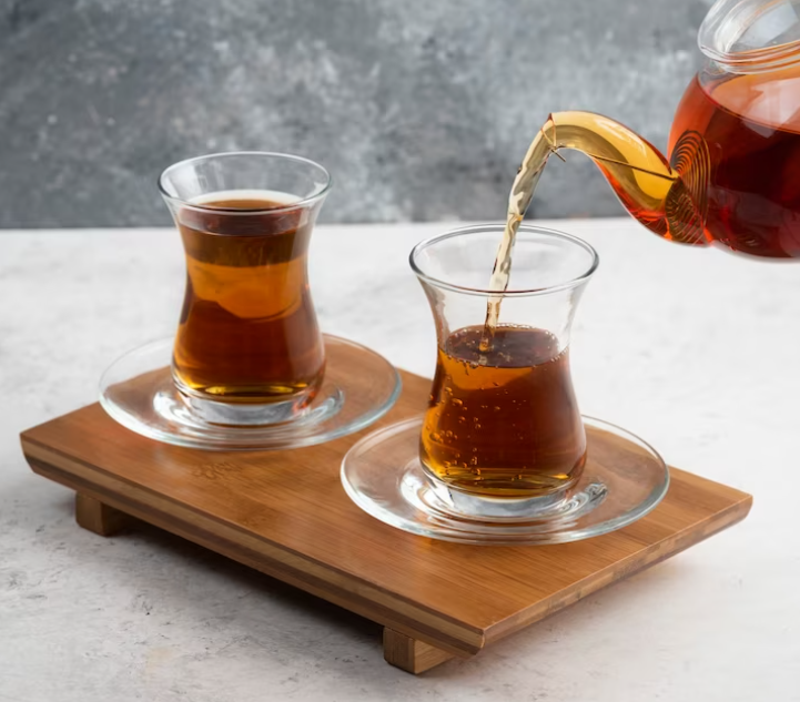 우엉차를 따르는 장면