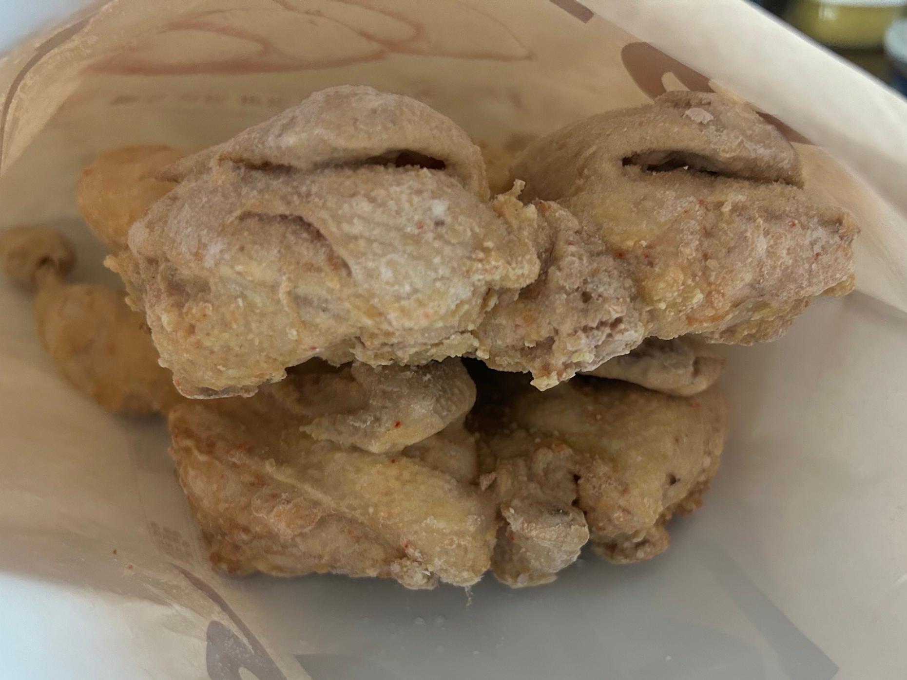 치킨 두 마리가 포장지 안에 들어있는 모습