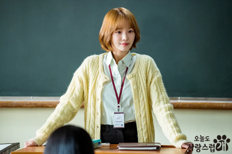 교실 교탁에 서서 학생들을 바라보고 있는 오늘도 사랑스럽개 출연 배우 박규영