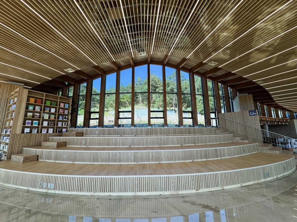 아중호수도서관 내부 중정홀