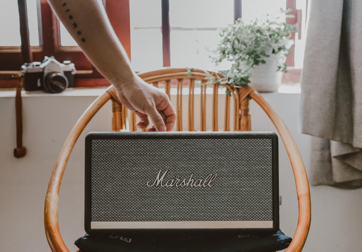 의자에 블루투스 스피커가 올려져 있는 모습