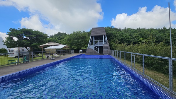 제주 감성 숙소 어라운드폴리 수영장