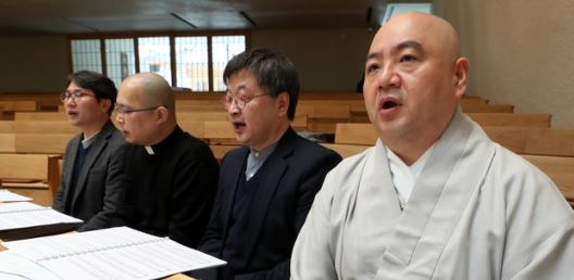 하성용 신부님 만남중창단 활동