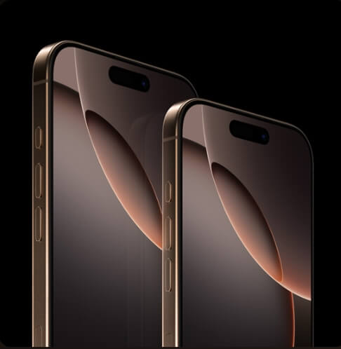 고급스러운 메탈릭 피니시를 가진 iPhone 17의 두 가지 크기 모델이 검은 배경 위에 우아하게 배치되어 있습니다