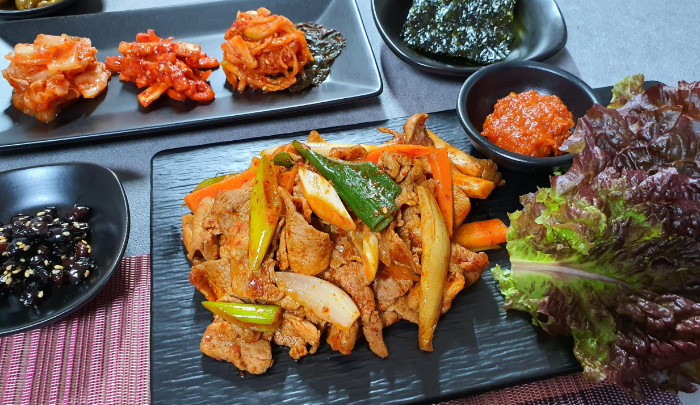 집에서 직접 요리하며 설탕 사용을 줄이는 모습
