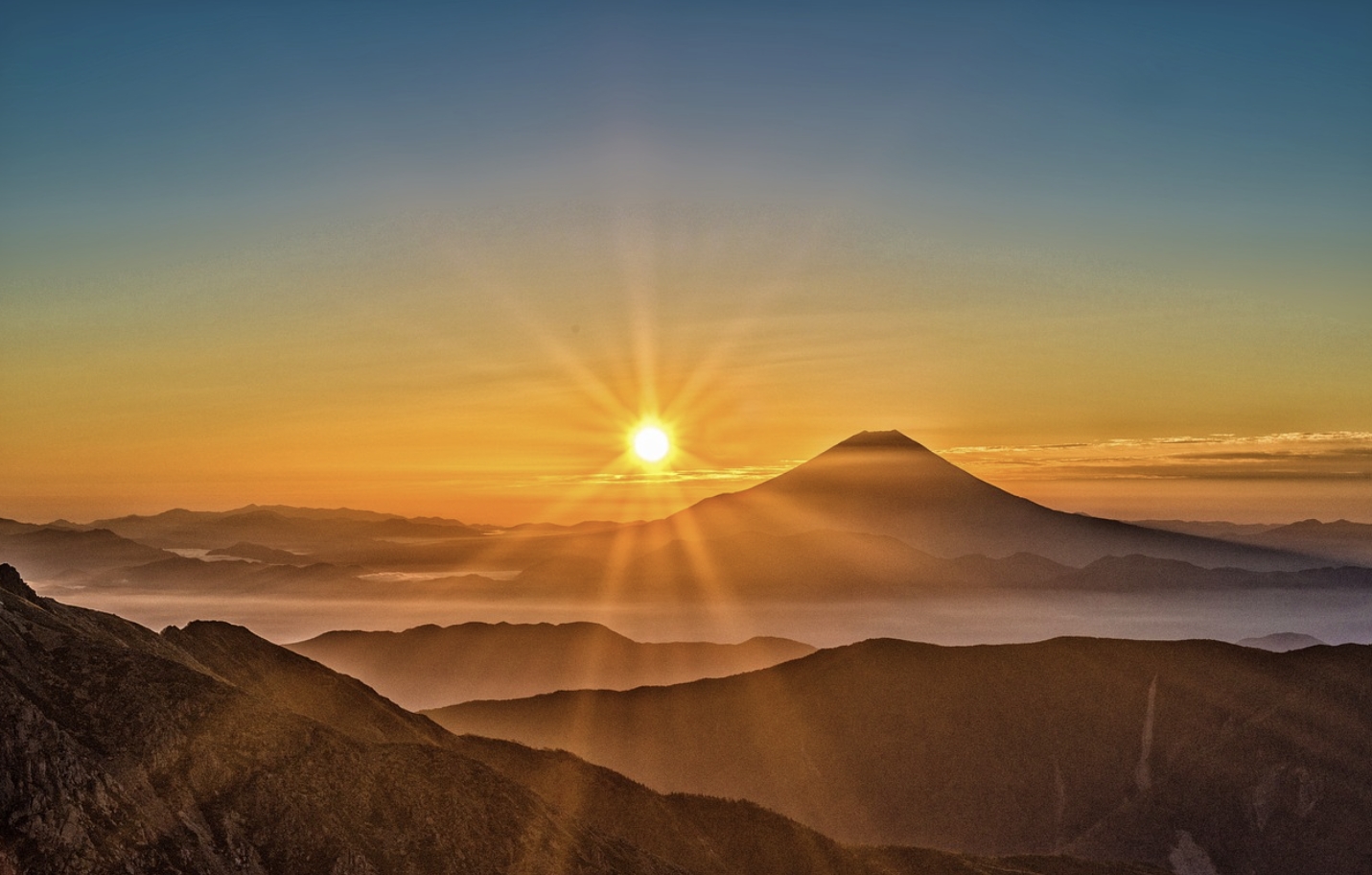 산 사이로 보이는 일출 사진