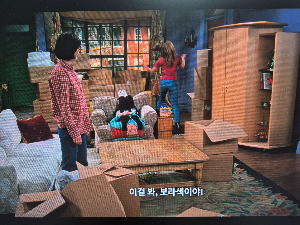 내기에 진 레이첼과 모니카, 그리고 이사.
