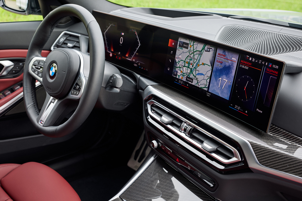2023년형 BMW 320I 실내 1열 센터 계기판 사진