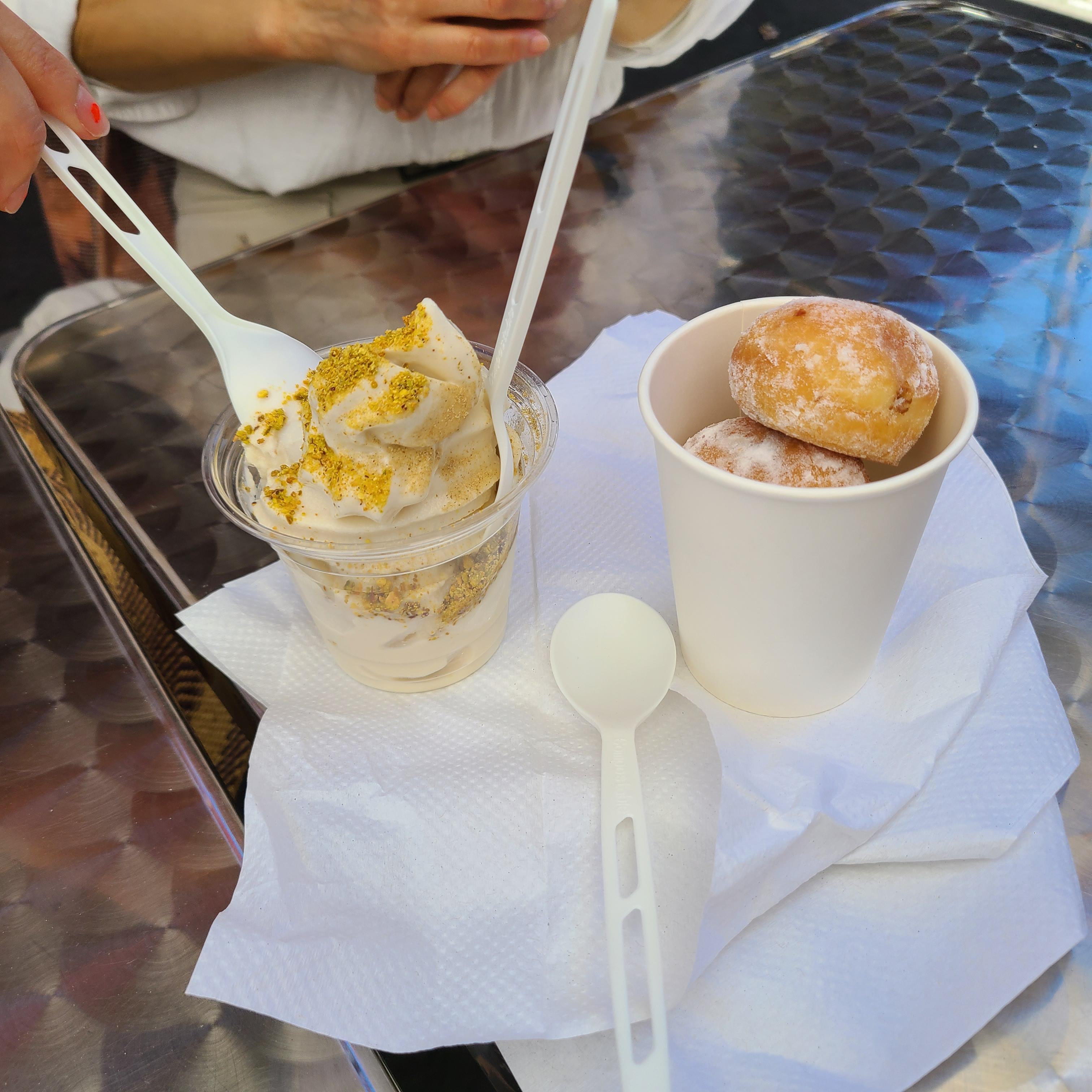 오트 로즈 소프트 아이스크림 (Oat Rose Soft Serve Ice Cream)과 베녜 트리오 (Beignet Trio)