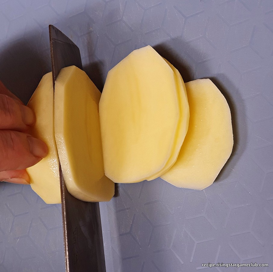 감자채볶음에 들어갈 감자를 자르는 사진