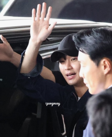 배우 김수현 태국팬미팅 배드민턴 논란