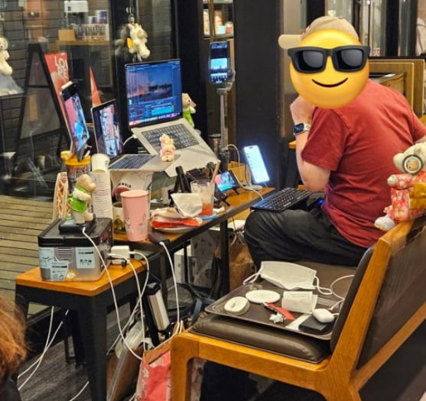 스벅16명아줌마모임,스타벅스 단체 손님,아줌마 모임 논란,카페 매너,온라인 커뮤니티 밈,공공장소 소음