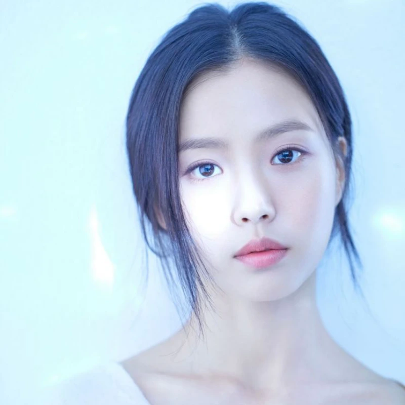 흰색으로 갈색 긴머리를 뒤로 묶은 청순한 이미지의 배우 고민시