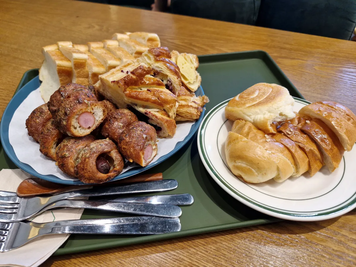 아리봄카페-빵이-담겨있는-접시