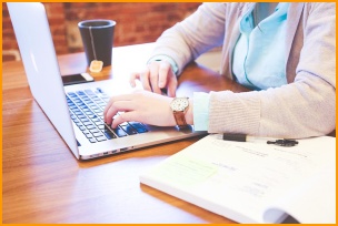 노트북하는 여자