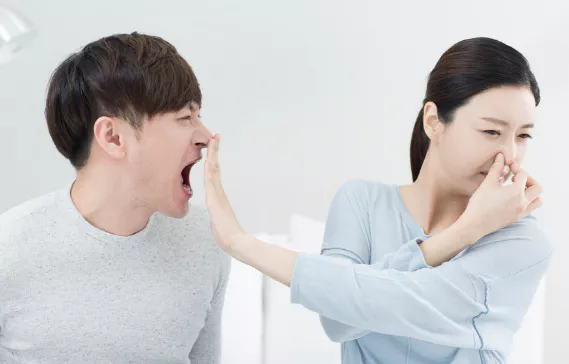 입냄새-나는-남자
