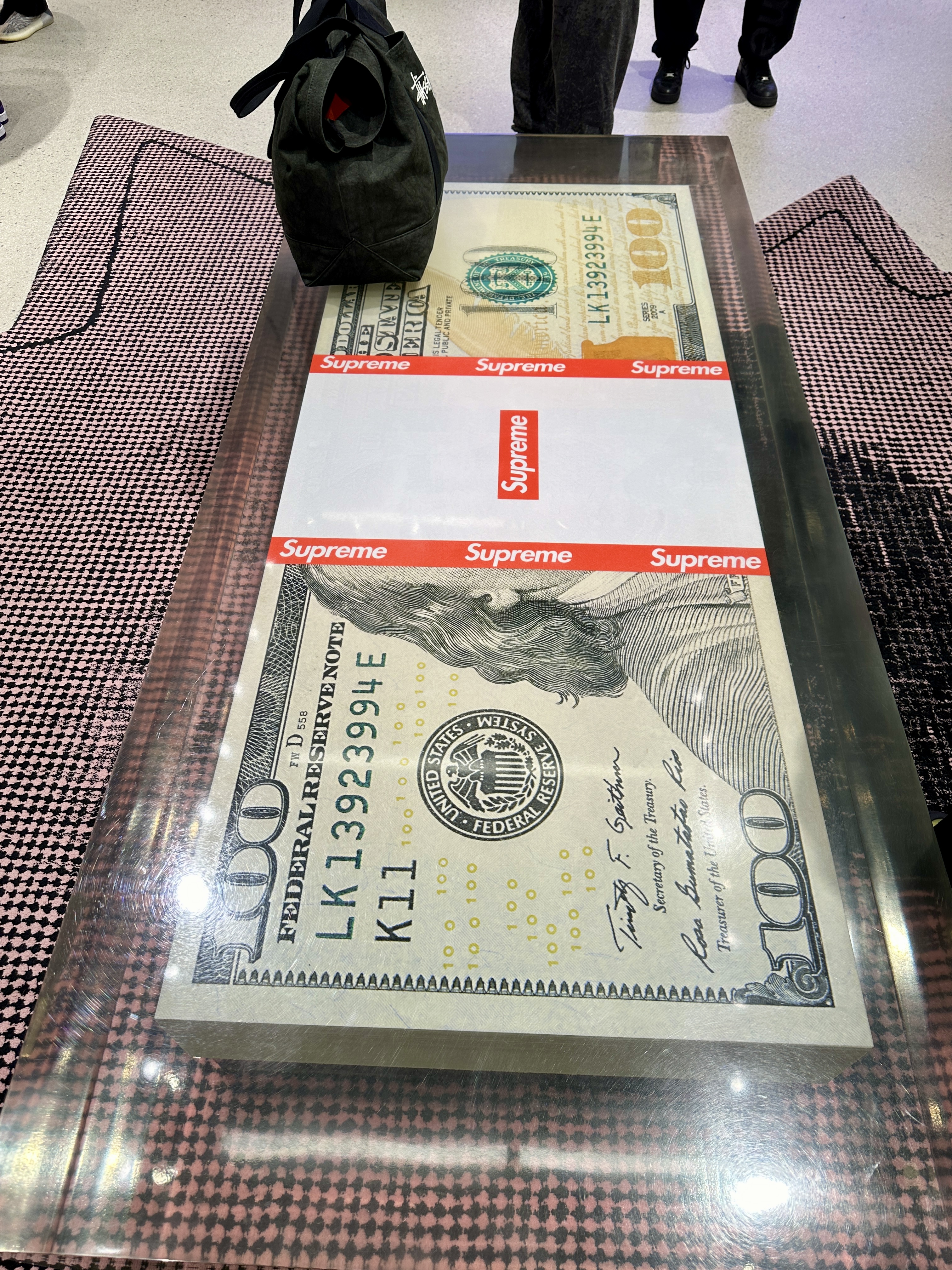 매장 가운데 100달러 의자