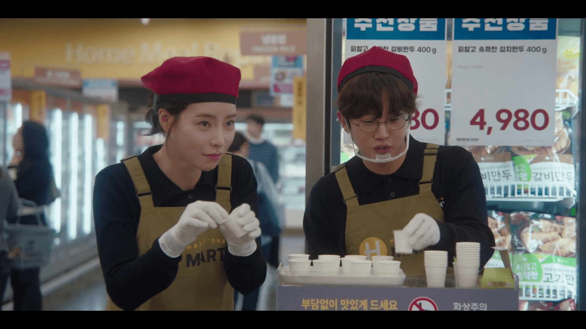 멋진 신세계 3회 넷플릭스 추천 명장면 마트에서 만두 시식 아르바이트를 하며 만렙 적응기를 보여주는 임지연