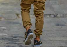 걷고 있는 사람들 다리 이미지