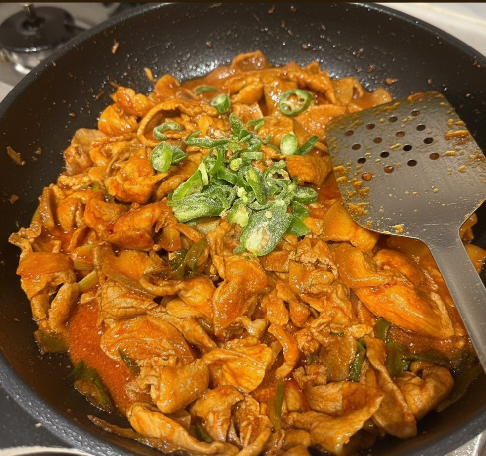 빨간 고추장 양념에 잘 재워진 제육볶음이 센 불에서 양파, 대파와 함께 맛있게 볶아지는 과정