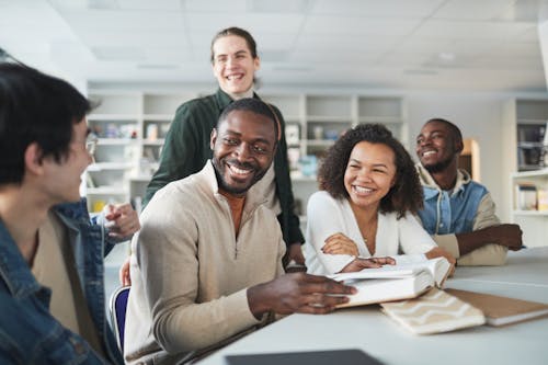 18일부터 개인사업자도 스마트폰으로 대출 갈아타기 가능 5개 대출비교플랫폼&middot;13개 은행 앱으로 조회해 비교