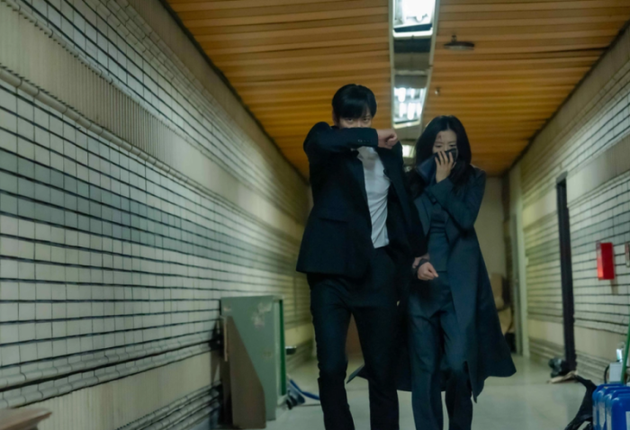 입과 코를 막고 걸어가는 전지현 배우님과 강동원 배우님