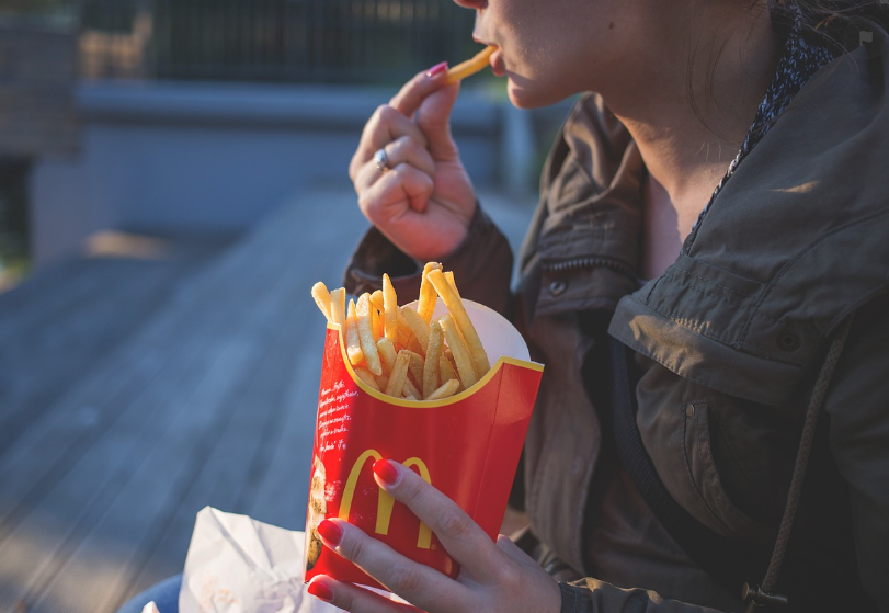 패스트푸드 먹는 남성