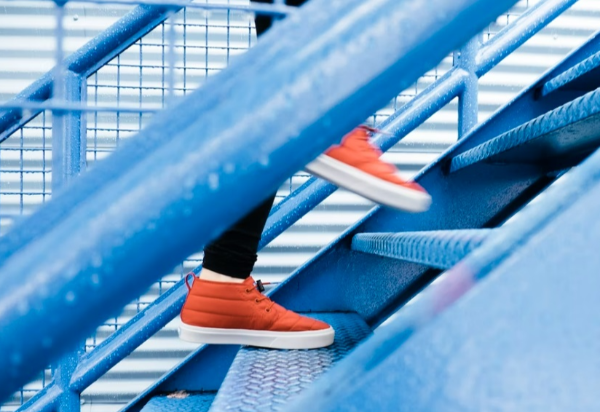 카페인보다 효과적! 10분만에 원기 회복 신체를 깨우는 방법 - 계단오르내리기