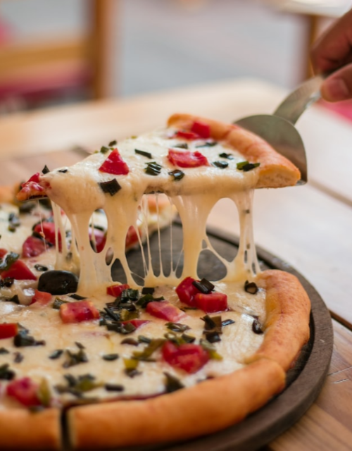 모짜렐라 피자를 한조각 떠서 올리는 모습