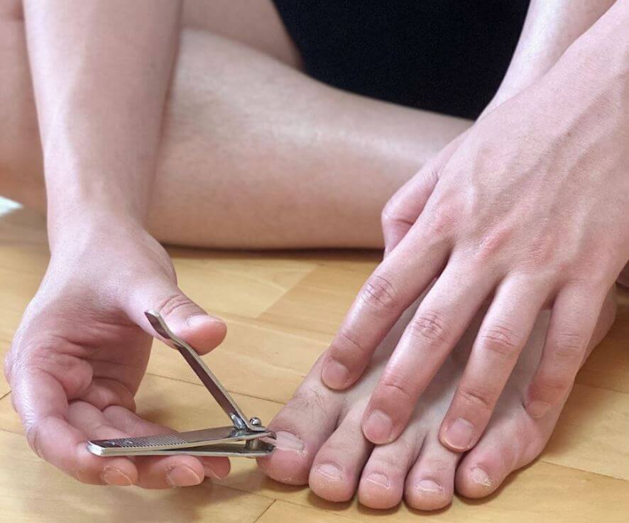 발톱을 깎는 모습