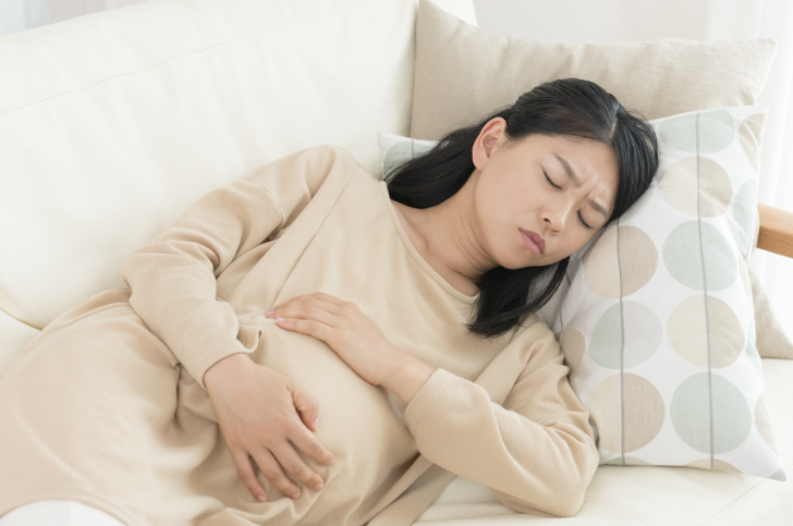 졸린 임산부 여성