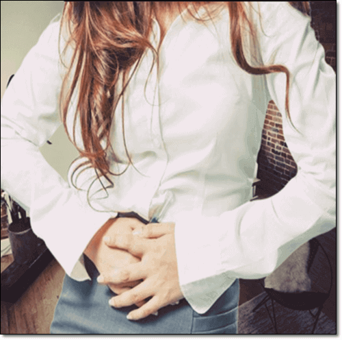 부정출혈로 아랫배가 아픈 여성