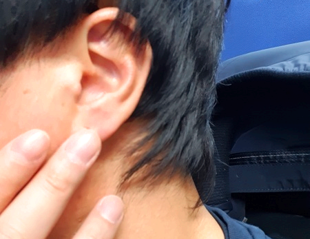 귓볼을-만지는-모습