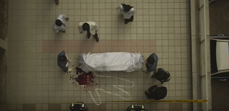 병원 옥상에서 떨어진 희준의 엄마와 사태를 확인하러 온 박형곤 신부, 유니아 수녀, 미카엘라 수녀