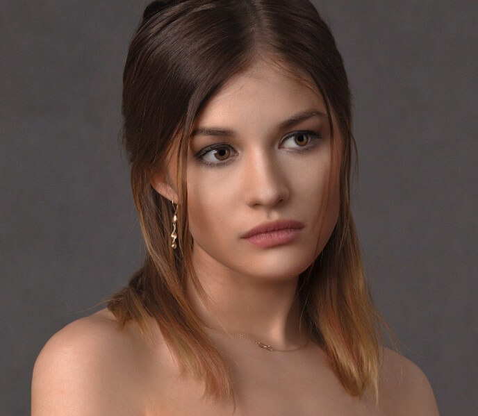 살짝 옆으로 바라보고 있는 금발의 여성