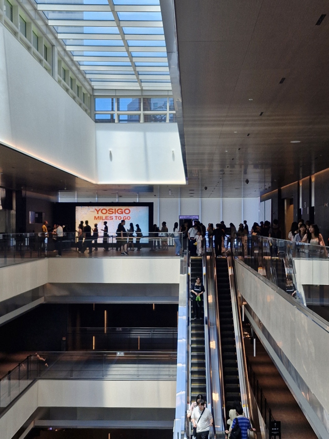 요시고 사진전 현장 웨이팅