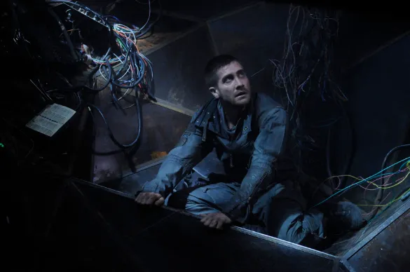 캡슐 같은 공간에서 깨어난 콜터 스티븐스