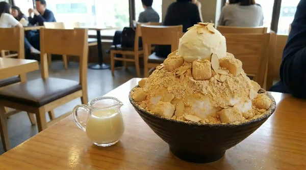 빙수 전문점에서 판매하는 인절미 빙수가 테이블 위에 놓여 있음.