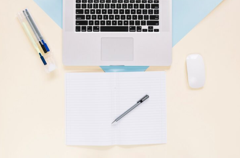 집중력을 높이기 위한 깔끔하게 정리된 작업 환경