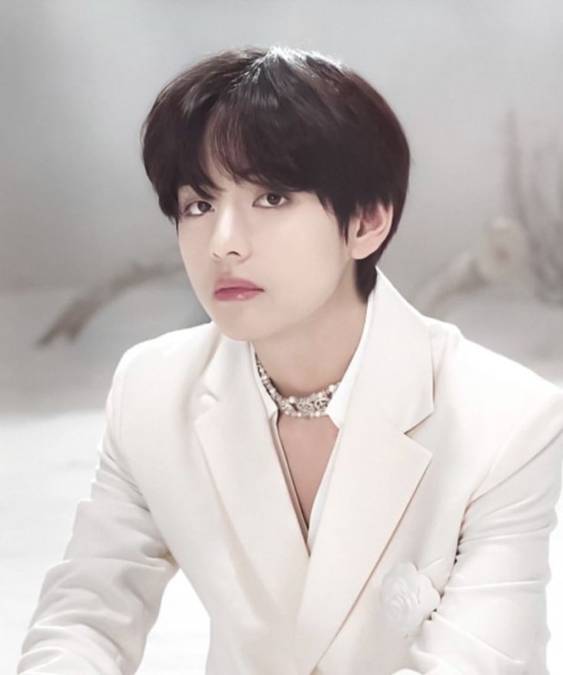 화이트 슈트를 입은 뷔의 모습