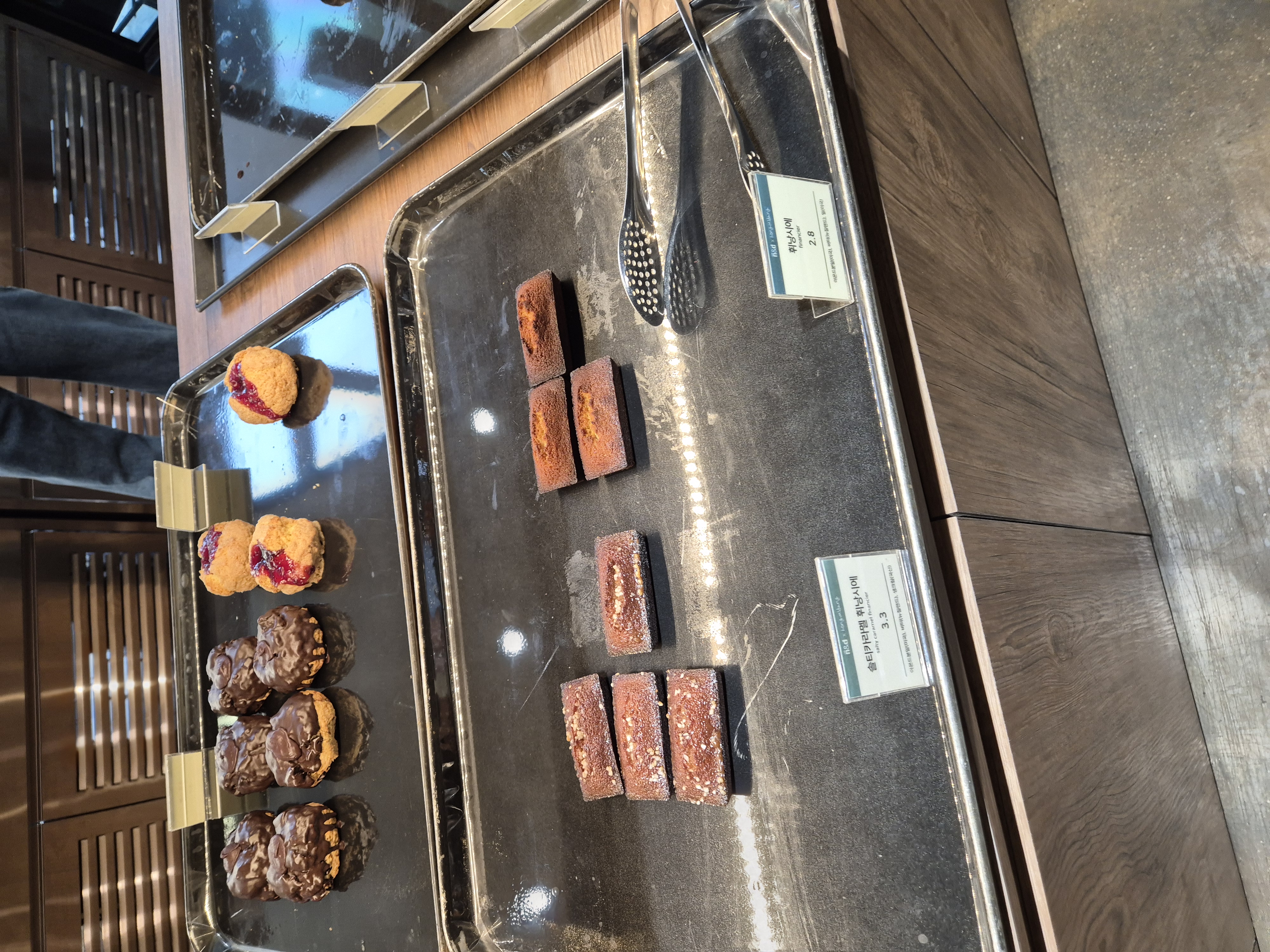 카페 N&D 빵종류 휘낭시에 2800원 ~ 3300원