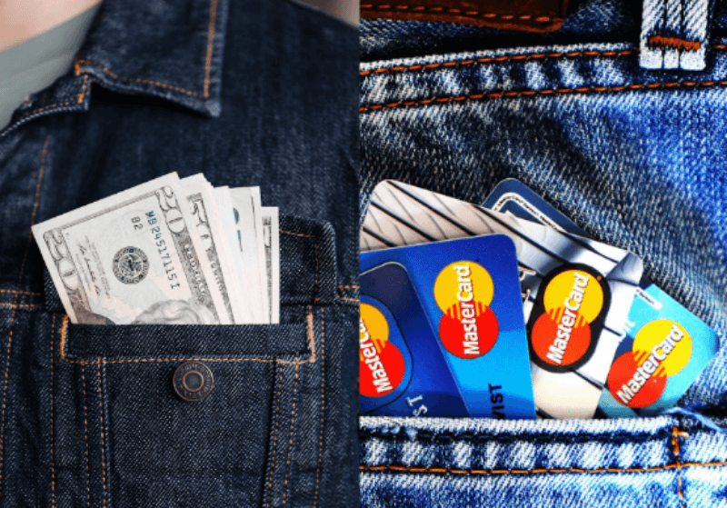 주머니 속에 카드가 들어있고, 달러 지폐가 들어있는 사진