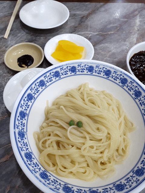 희락반점 유니짜장 춘장을 부워볼까요?