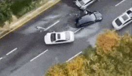 송파구에서 유모차 뺑소니 사고를 낸 20대 여성 운전자가 오토바이를 치는 모습