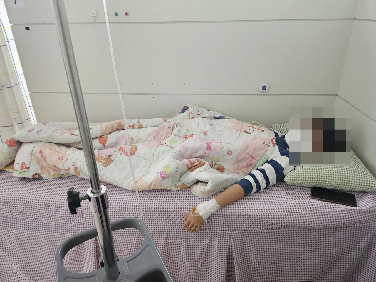 페렴-금정어린이병원-수액맞기-침대에 누워있음-남자아이